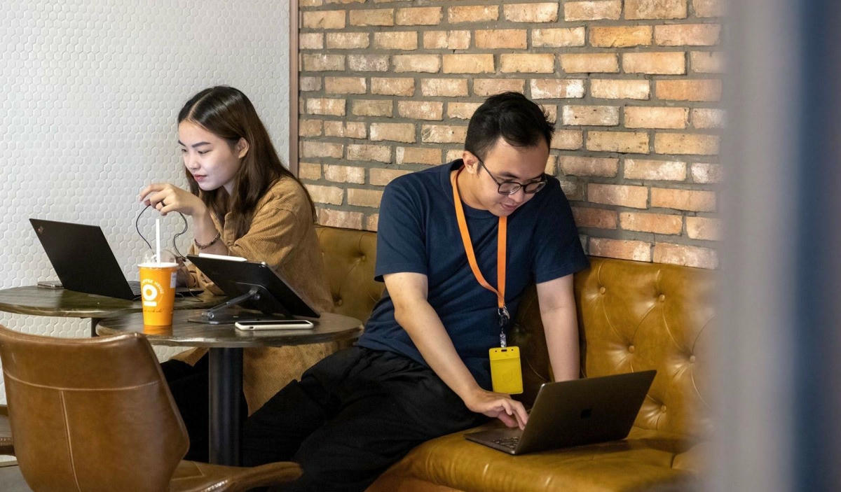 Nhiều người trẻ gen Z coi công việc làm thêm gần như là một phần trong con đường sự nghiệp thực tế. Ảnh:Bloomberg.