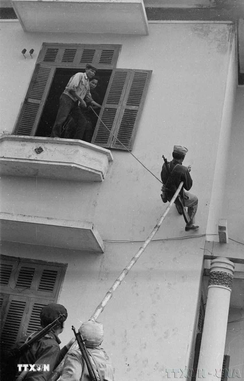 Phân đội tự vệ nhà máy B luyện tập vượt tường bằng sào, đánh địch trên tầng gác thành phố. (Ảnh: Hữu Thứ/TTXVN)