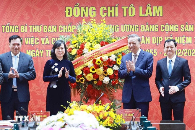 Tổng Bí thư Tô Lâm chúc mừng ngành y tế nhân dịp kỷ niệm 70 năm Ngày Thầy thuốc Việt Nam (27/2/1955-27/2/2025). (Ảnh: Thống Nhất/TTXVN) ttxvn-tong-bi-thu-to-lam-bo-y-te.jpg