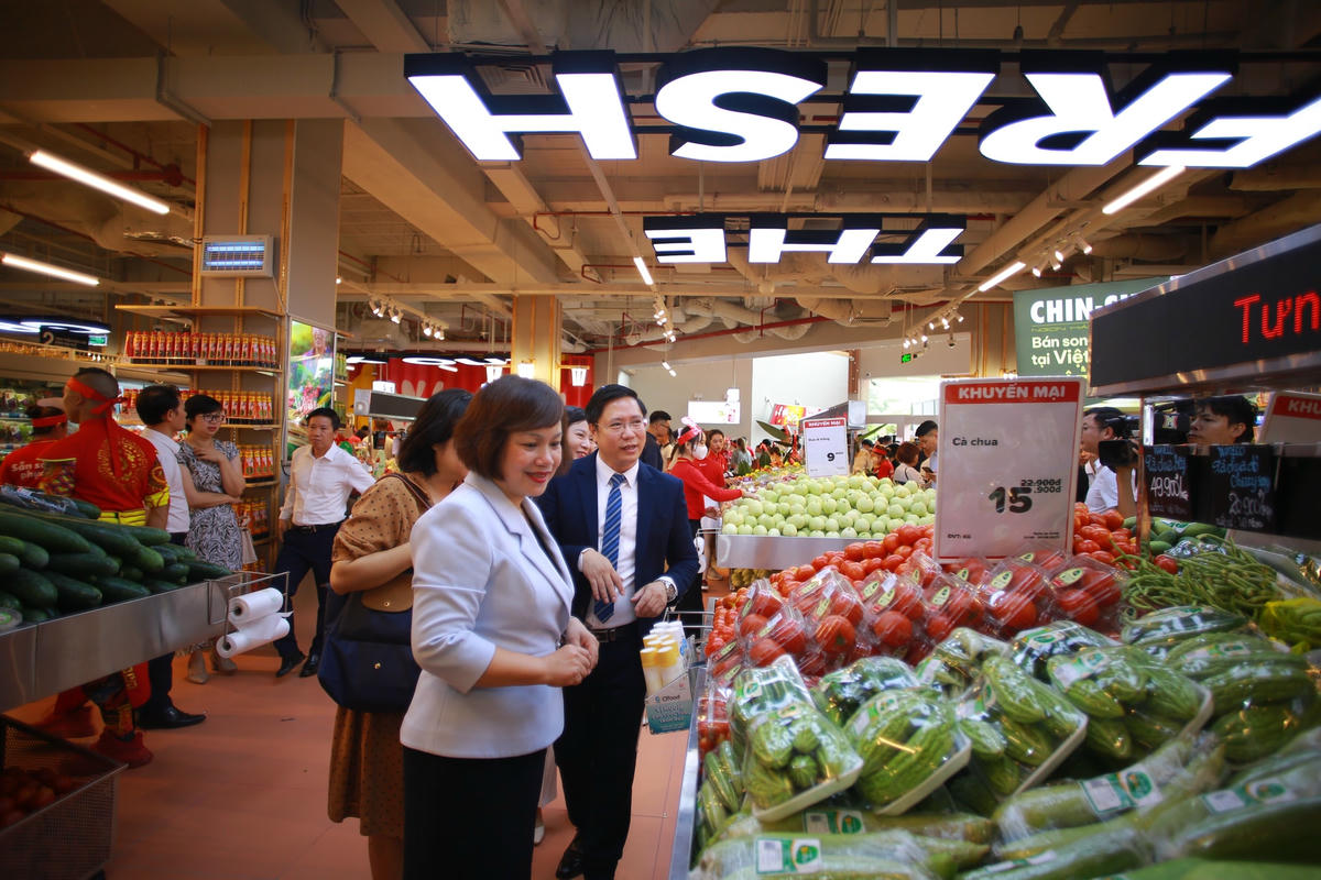 Bà Lê Việt Nga - Phó Vụ trưởng Vụ thị trường trong nước (Bộ Công Thương) ghé thăm WinMart Thăng Long.