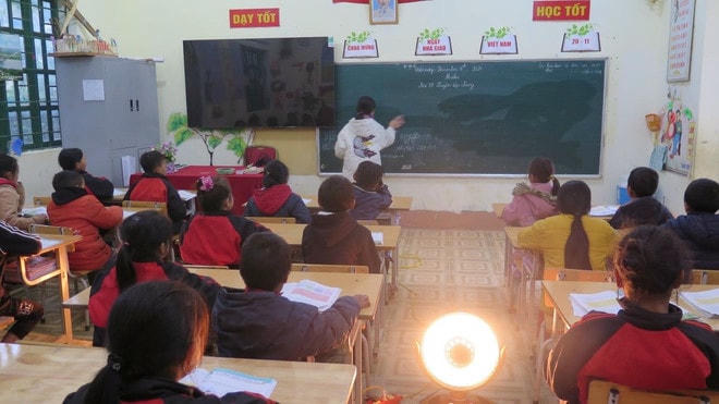 Ở mỗi lớp học của Trường Tiểu học Hàm Rồng, thị xã Sa Pa, tỉnh Lào Cai luôn duy trì hoạt động của 2 máy sưởi để cho các em ngồi học đảm bảo ấm áp. (Ảnh: Hương Thu/TTXVN) ret-dam-3.jpg