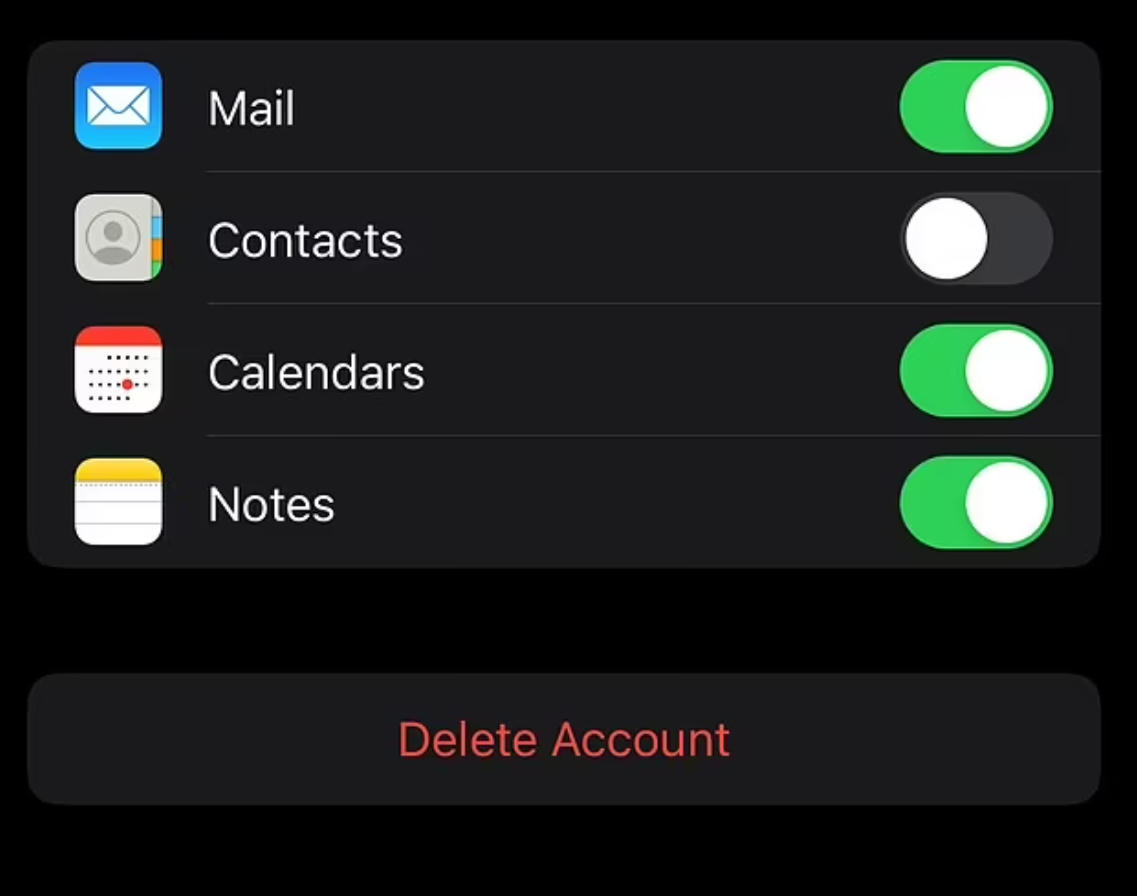 Bạn có thể xóa toàn bộ tài khoản iCloud, danh bạ email của công việc cũ và các bộ khác thông qua mục Cài đặt. Ảnh: Daily Mail.
