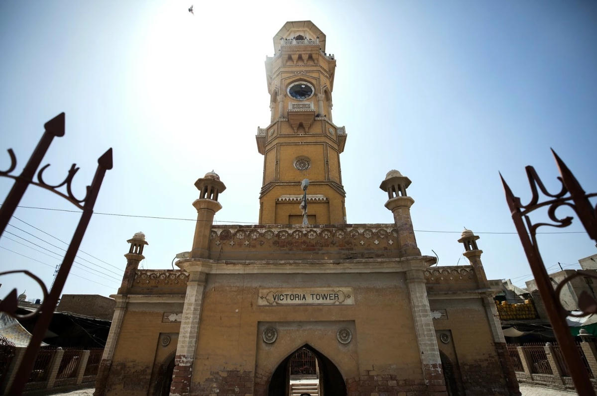 Tháp Victoria sừng sững như một nhân chứng cho quá khứ của Jacobabad. Ảnh: VICE.