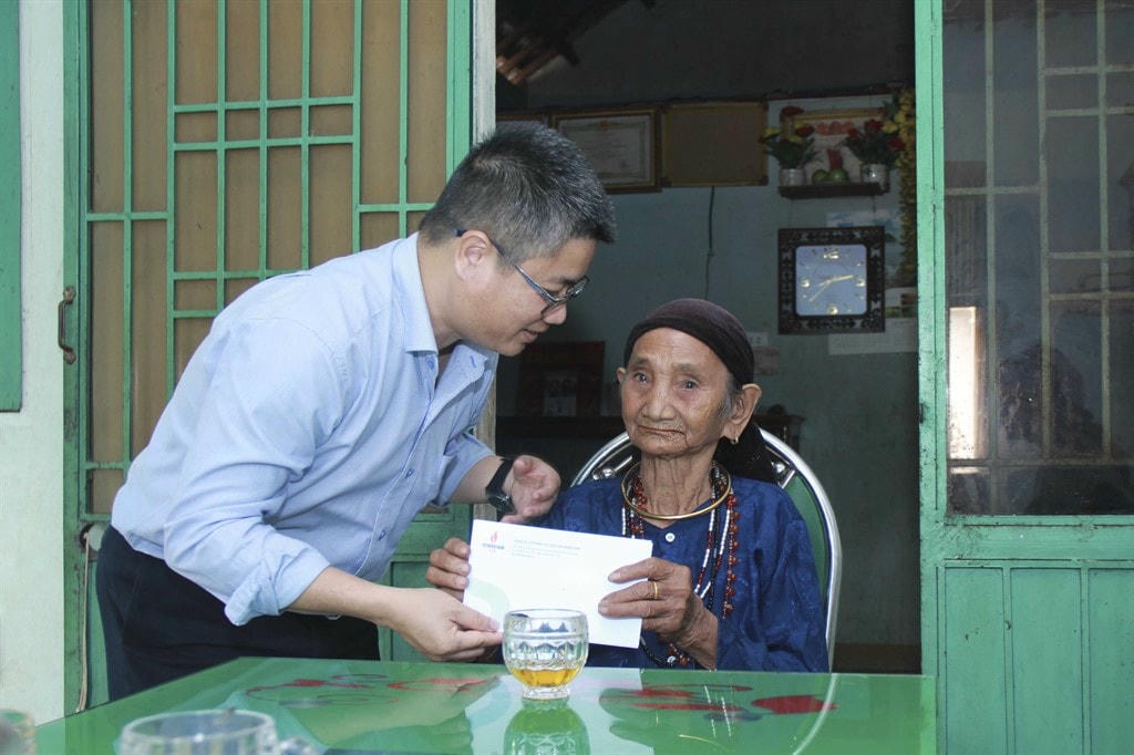 Ông Nguyễn Tấn Dũng - Chủ tịch Công đoàn cơ sở BSR thăm và tặng quà cho mẹ Việt Nam anh hùng Đinh Thị Máy..