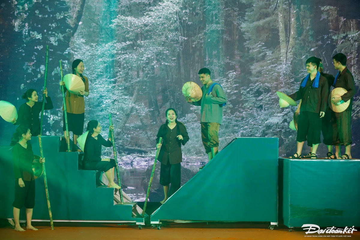 Các lực lượng thanh niên xung phong, dân công hỏa tuyến tham gia chiến dịch. Ảnh