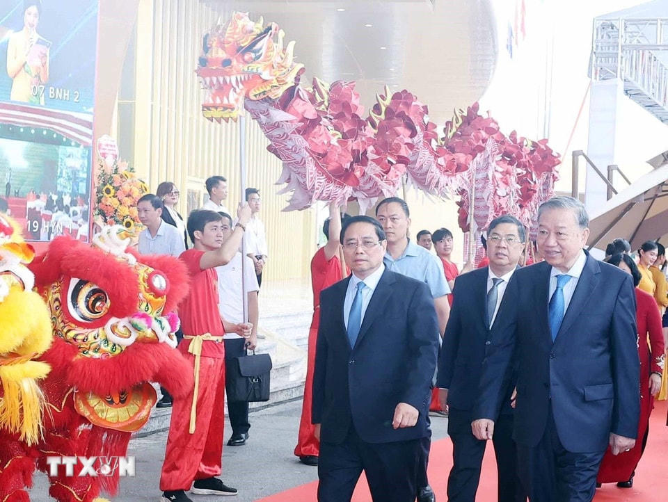 Tổng Bí thư Tô Lâm và Thủ tướng Phạm Minh Chính đến dự và chủ trì tại điểm cầu Trung tâm Triển lãm Việt Nam. (Ảnh: Thống Nhất/TTXVN)