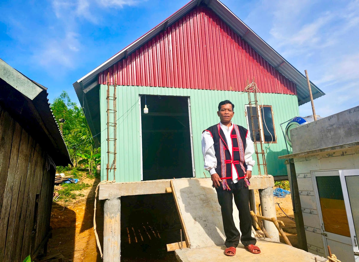 Ông Đinh Văn Trực vui mừng vì căn nhà tạm bợ của gia đình đã được xây mới. (ảnh Diễm Phúc)