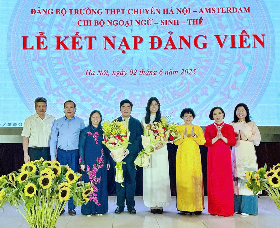 Lễ kết nạp đảng viên của Đảng bộ Trường THPT chuyên Hà Nội – Amsterdam tổ chức tháng 62025.