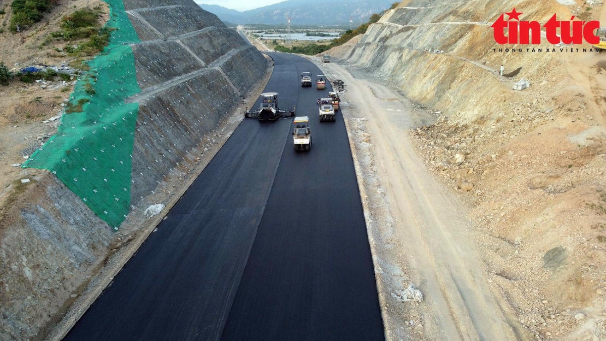 Cao tốc Vĩnh Hảo - Phan Thiết đã cơ bản hoàn thành, đang được các nhà thầu tập trung các hạng mục cuối.