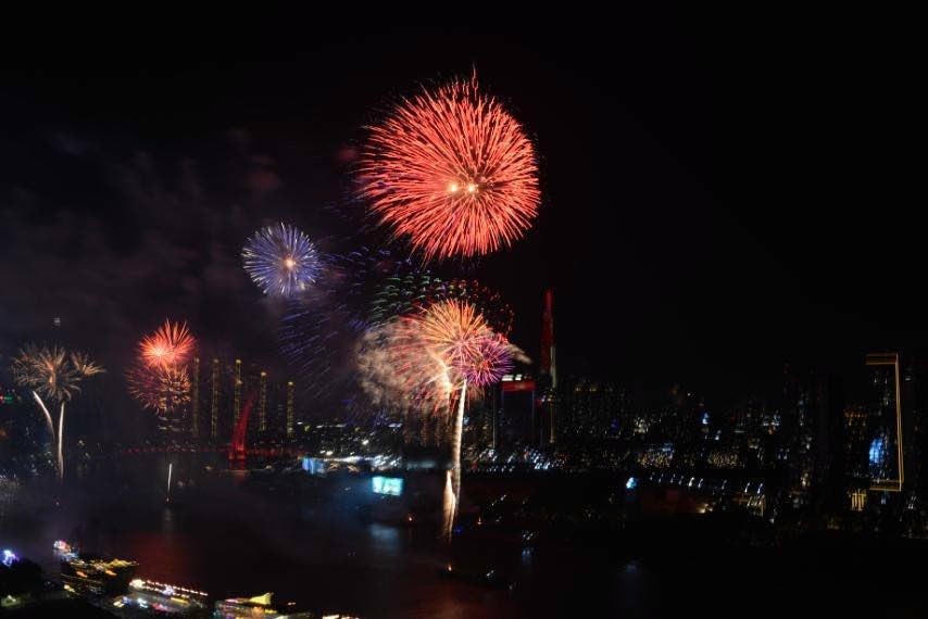 Khoảnh khắc pháo hoa rực sáng, tuyệt đẹp trên bầu trời Thành phố Hồ Chí Minh. (Ảnh: Mạnh Linh/TTXVN)