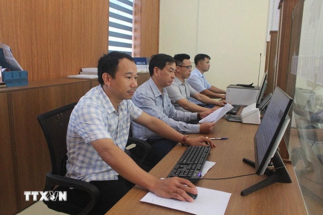 Các cán bộ được biệt phái gắn bó và đồng hành cùng với chính quyền xã và nhân dân trong giải quyết các thủ tục hành chính. (Ảnh: Khiếu Tư/TTXVN) ttxvn-thanh-hoa-can-bo-doi-du-2.jpg