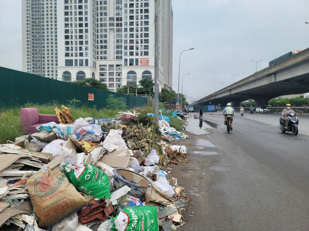 Rác thải, phế liệu xây dựng tràn từ vỉa hè xuống lòng đường.