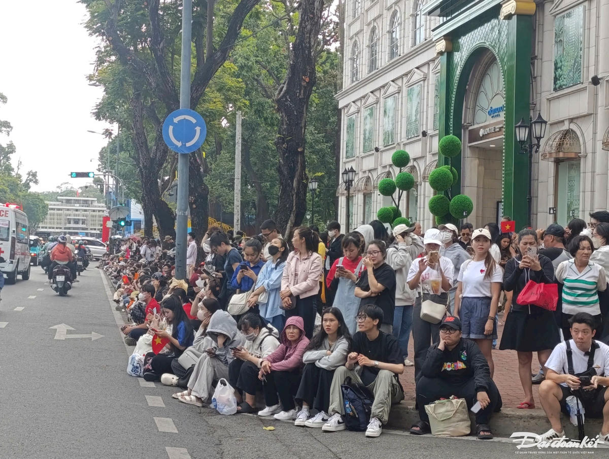 Từ 17 giờ cùng ngày, rất động người dân, nhất là các thanh niên, sinh viên, học sinh đã tụ tập đông đúc trên một phần đường Lê Duẩn (cạnh tòa nhà Diamond Plaza) để chuẩn bị xem các lực lượng tham gia hợp luyện. Ảnh: Hồng Phúc.