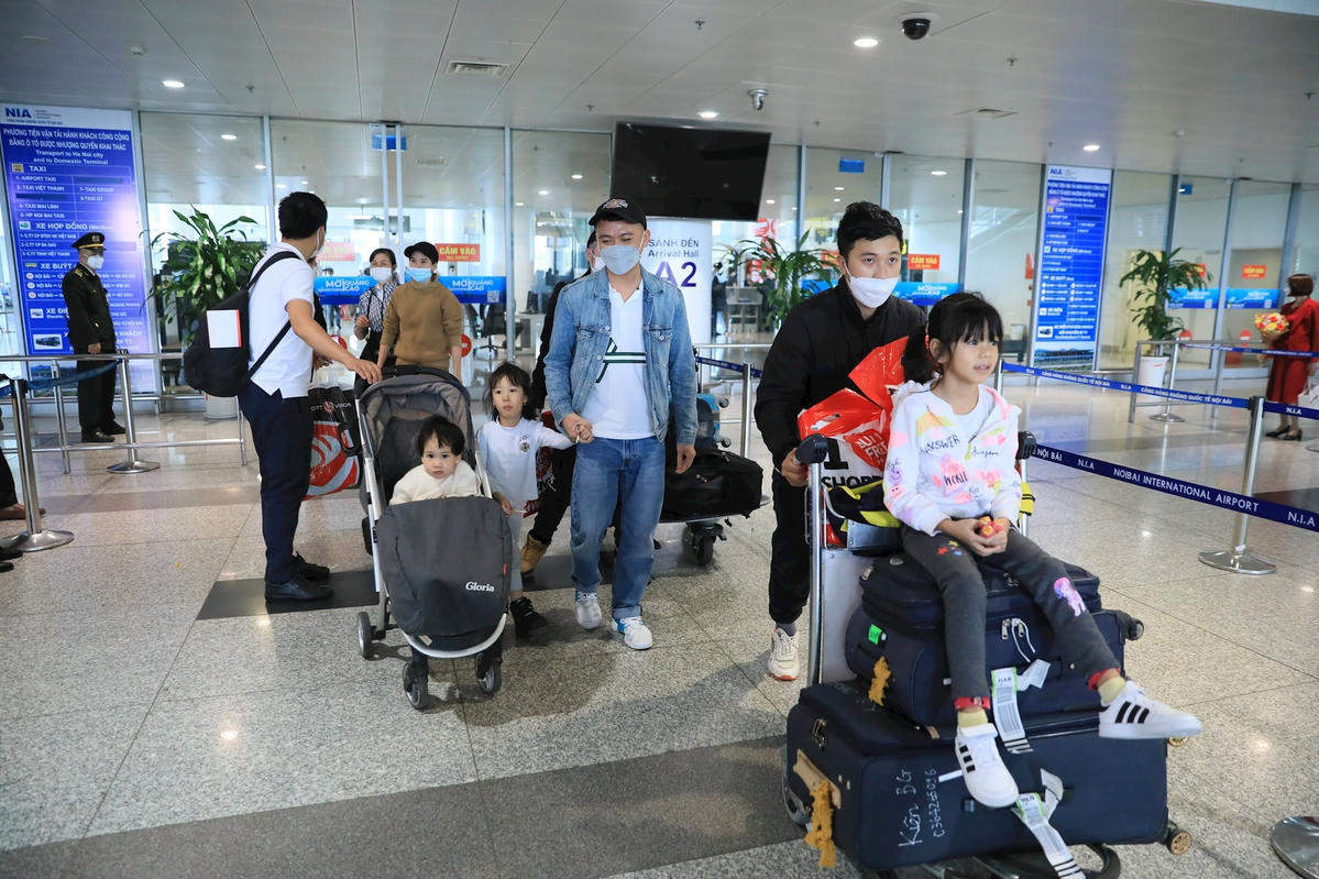 Hành khách đi máy bay tại sân bay Nội Bài.