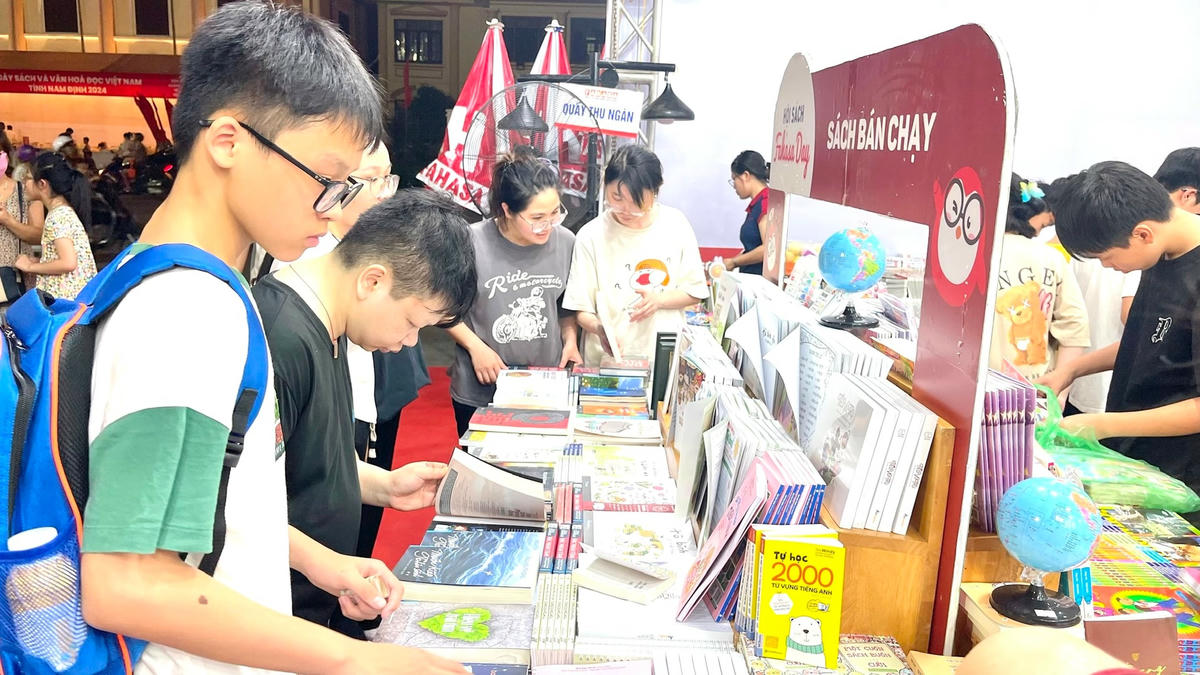 Đặc biệt, học sinh ở lứa tuổi lớn hơn có mặt rất đông tại ngày hội.