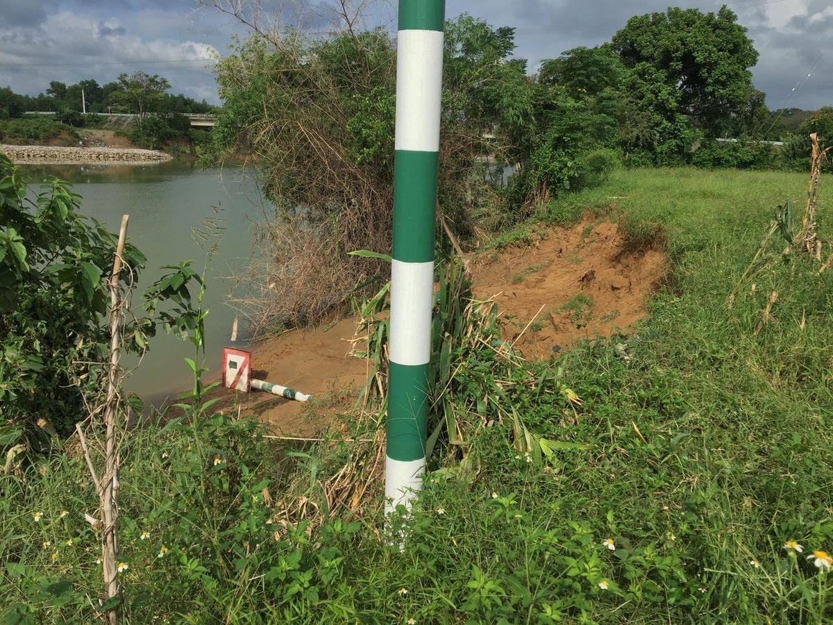 Được biết, vào ngày 18/10, tại thôn Định Xá (xã Cam Hiếu) cũng xảy ra tình trạng sạt lở bờ sông. Tình trạng này đã xuất hiện trong nhiều năm qua, đặc biệt là từ năm 2020 đến nay. Ảnh: CTV.