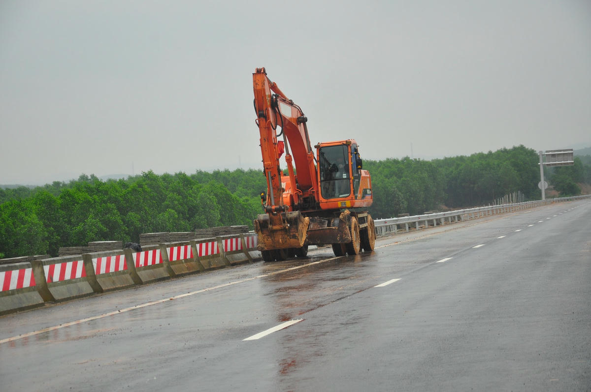 Đại diện Ban Quản lý dự án đường Hồ Chí Minh cho hay, các hạng mục này không ảnh hưởng đến an toàn nên sau khi khánh thành cao tốc Cam Lộ - La Sơn sẽ được đưa vào khai thác. Cùng với đó, đơn vị sẽ ghi nhận và tiếp tục đôn đốc nhà thầu hoàn thành các hạng mục này trong thời gian tới.