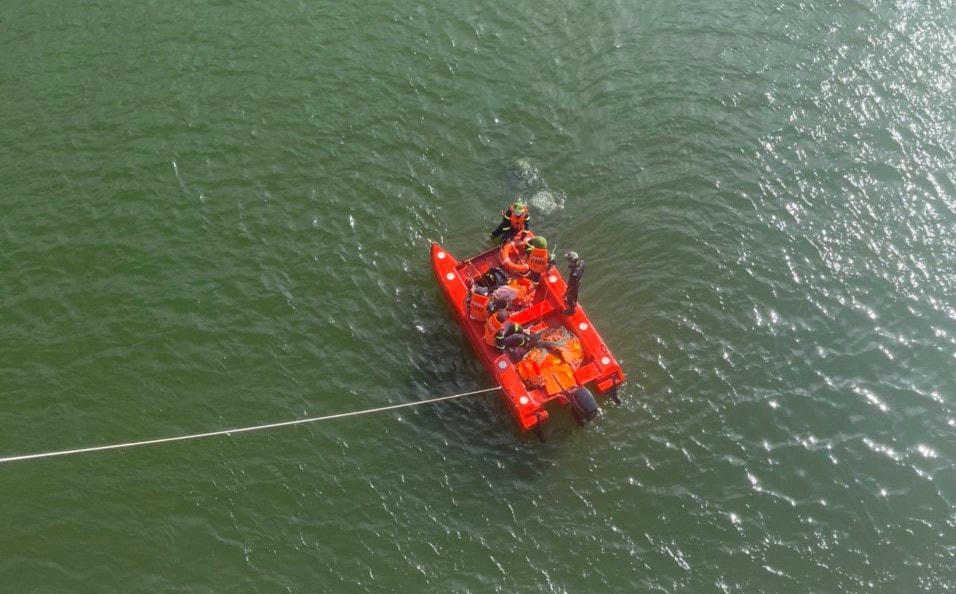 Hiện, lực lượng chức năng vẫn đang tiếp tục tìm kiếm thi thể của người phụ nữ.