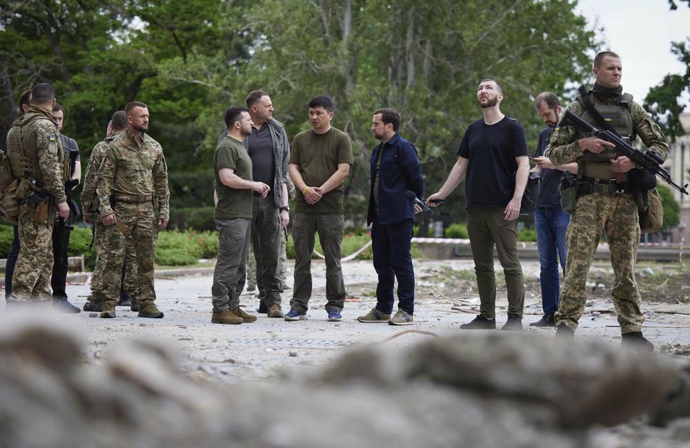 Tổng thống Ukraine Volodymyr Zelenskyy kiểm tra các tòa nhà bị hư hại khi đến thăm vùng Mykolaiv. Ảnh: AP.
