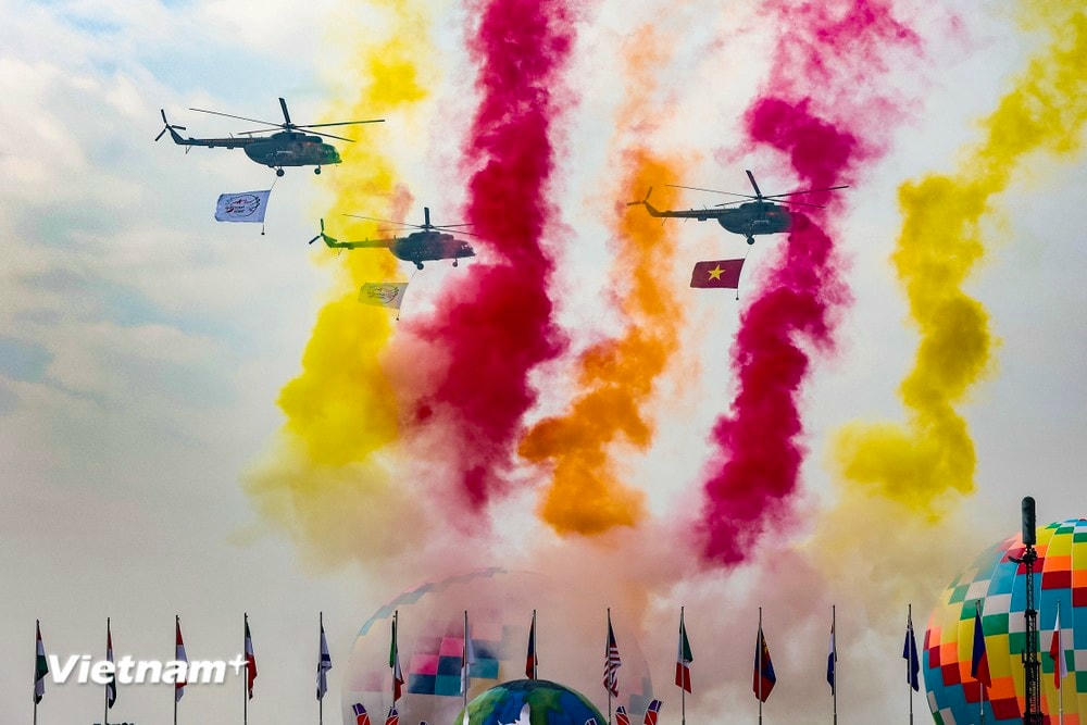 Chương trình lễ khai mạc với chủ đề 'Việt Nam - Hòa bình - Hợp tác - Phát triển' với 2.000 cán bộ, chiến sĩ Quân đội Nhân dân Việt Nam biểu diễn. (Ảnh: Hoài Nam/Vietnam+) vnp_3.jpg