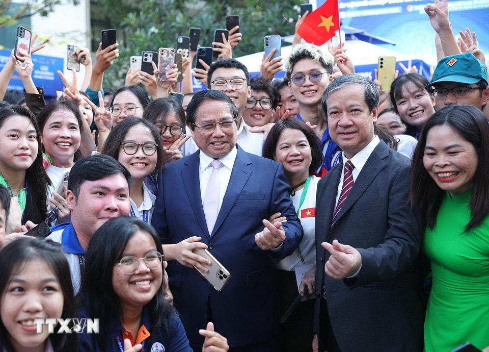 Thủ tướng Phạm Minh Chính với học sinh, sinh viên tham dự Ngày hội Khởi nghiệp quốc gia của học sinh, sinh viên lần thứ 7. (Ảnh: Dương Giang/TTXVN) ttxvn-thu-tuong-du-ngay-hoi-khoi-nghiep-quoc-gia-cua-hoc-sinh-sinh-vien-2.jpg