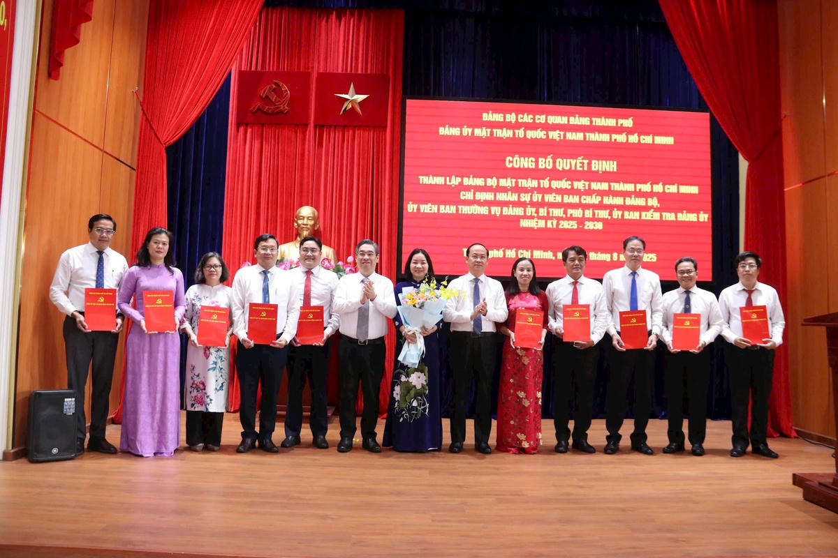 Lãnh đạo TPHCM trao Quyết định thành lập Ban Chấp hành Đảng bộ Ủy Mặt trận Tổ quốc Việt Nam TPHCM. Q.Đ.