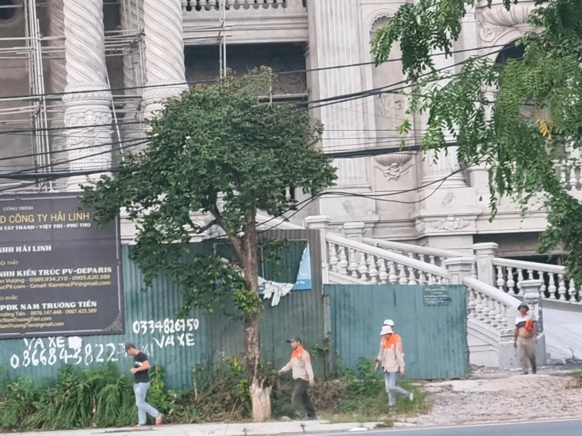 Hiện, hàng ngày vẫn có hàng chục thợ thi công, hoàn thiện công trình. Ảnh: Ngô Hùng