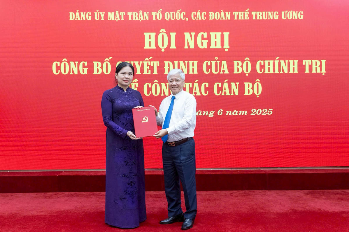 Ông Đỗ Văn Chiến, Ủy viên Bộ Chính trị, Bí thư Trung ương Đảng, Bí thư Đảng ủy MTTQ, các đoàn thể Trung ương, Chủ tịch UBTƯ MTTQ Việt Nam, Thủ trưởng Cơ quan trao Quyết định cho đồng chí Hà Thị Nga. Ảnh: Quang Vinh.