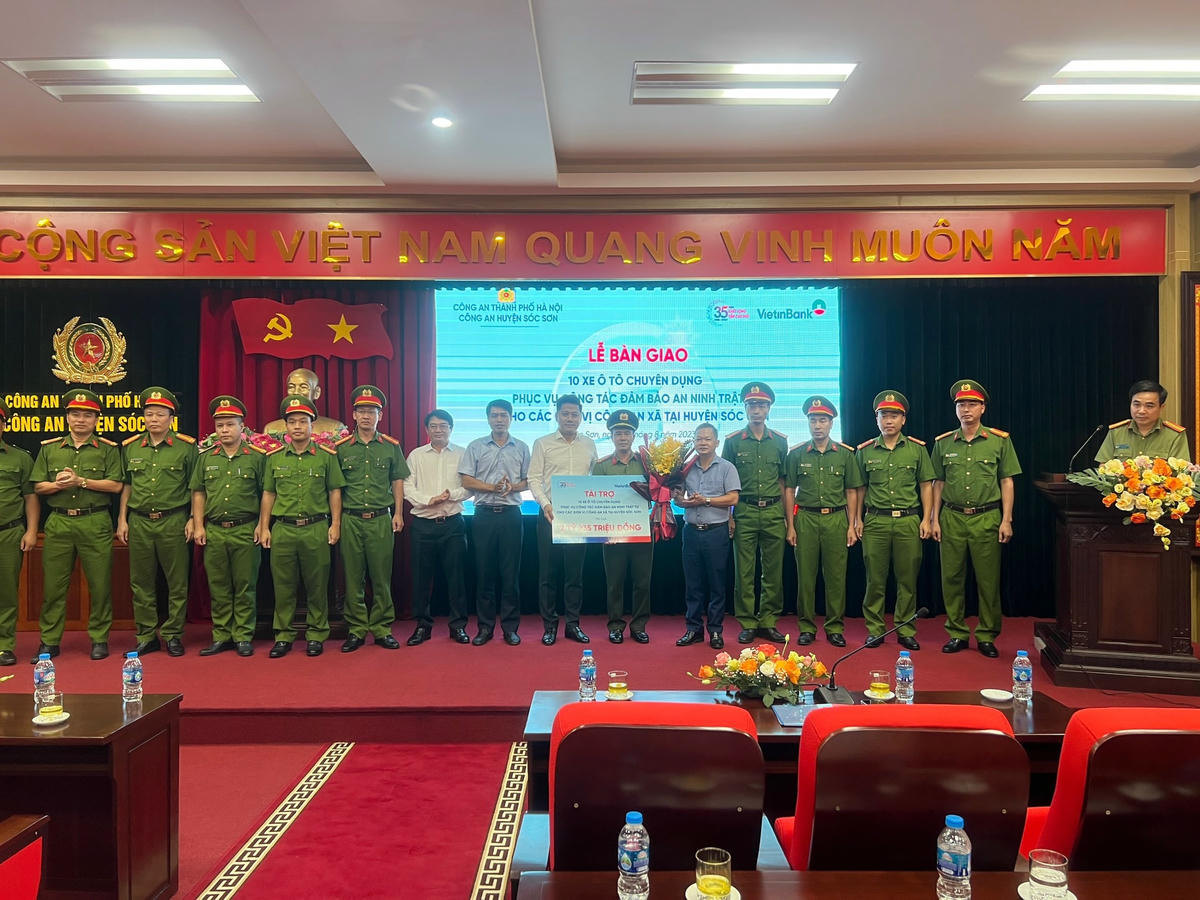 10 xe ô tô nhãn hiệu Suzuki Carry được Công an thành phố trang cấp cho Công an huyện Sóc Sơn để phân bổ về Công an các xã thực hiện tuần tra, kiểm soát, đáp ứng yêu cầu nhiệm vụ công tác đảm bảo ANTT địa bàn.