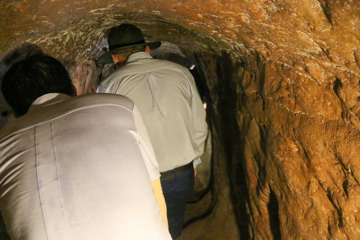 Phía bên trong Địa đạo gồm 3 tầng có độ sâu và chức năng khác nhau. Trong đó, tầng 1 cách mặt đất 8 - 10m dùng để cơ động chiến đấu và trú ẩn tạm thời.