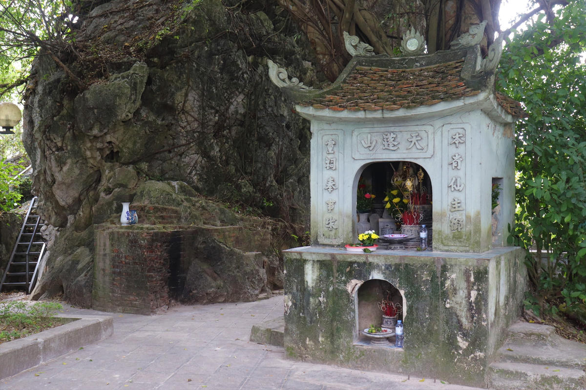 Thời kỳ Nhà nước Đại Cồ Việt, núi Non Nước là trạm tiền tiêu của kinh thành Hoa Lư xưa; Trong kháng chiến chống thực dân, đế quốc, núi Non Nước là nơi để hiệu triệu tinh thần đấu tranh của nhân dân chống giặc ngoại xâm…  