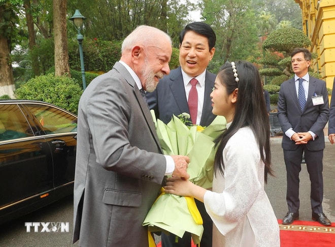 Thiếu nhi Hà Nội chào đón Tổng thống Brazil Luiz Inácio Lula da Silva. (Ảnh: Lâm Khánh/TTXVN) ttxvn-2803-chu-tich-nuoc-viet-nam-brazil-3.jpg