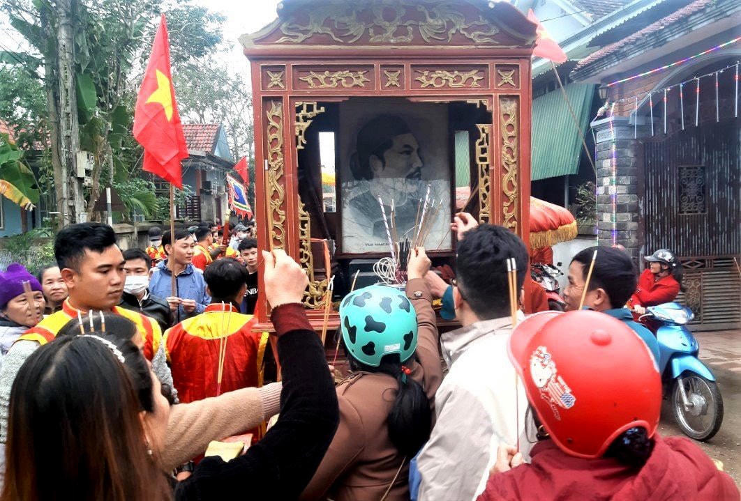 Có 3 kiệu tham gia, gồm rước ảnh vua Hàm Nghi, rước báu vật và các đạo sắc phong.