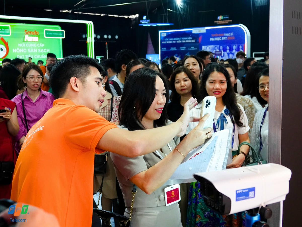 Người tham dự hào hứng với những sản phẩm tại khu vực trải nghiệm của FPT Telecom.