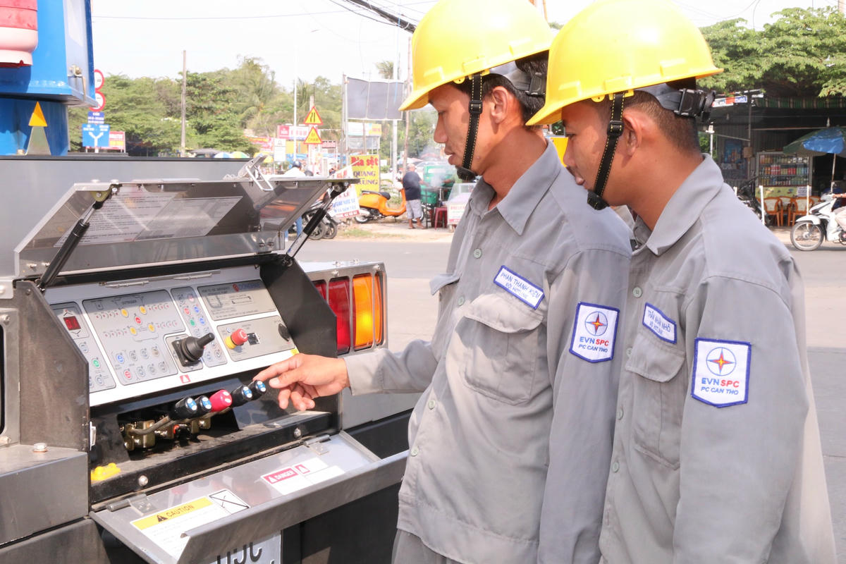 Điều khiển thiết bị sửa chữa lưới điện hotline tại Cần Thơ