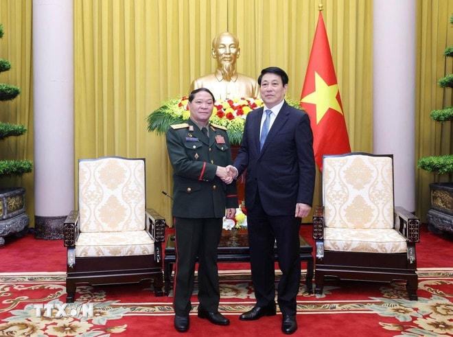 Chủ tịch nước Lương Cường tiếp Chủ nhiệm Tổng cục Chính trị Quân đội Nhân dân Lào Vongsone Inpanphim. (Ảnh: Lâm Khánh/TTXVN) ttxvn-chu-tich-nuoc-tiep-chu-nhiem-tong-cuc-chinh-tri-qdnd-lao-1108-1.jpg