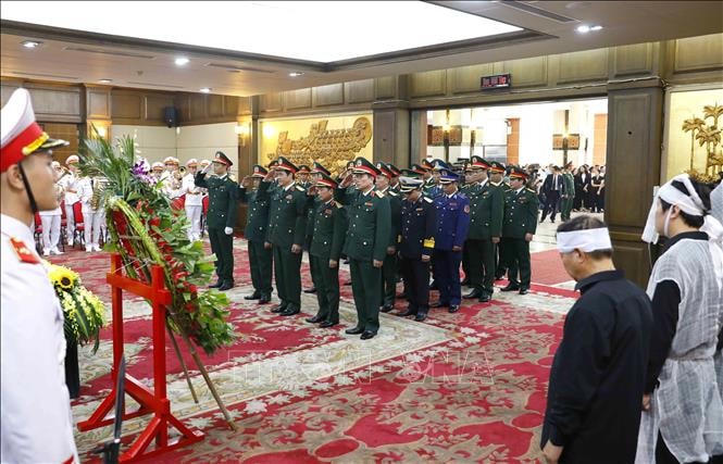 Đoàn đại biểu Quân uỷ Trung ương - Bộ Quốc phòng viếng Phó Thủ tướng Lê Văn Thành. Ảnh: An Đăng/TTXVN.