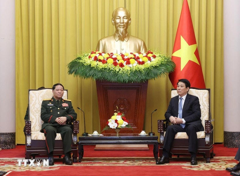 Chủ tịch nước Lương Cường tiếp Chủ nhiệm Tổng cục Chính trị Quân đội Nhân dân Lào Vongsone Inpanphim. (Ảnh: Lâm Khánh/TTXVN)