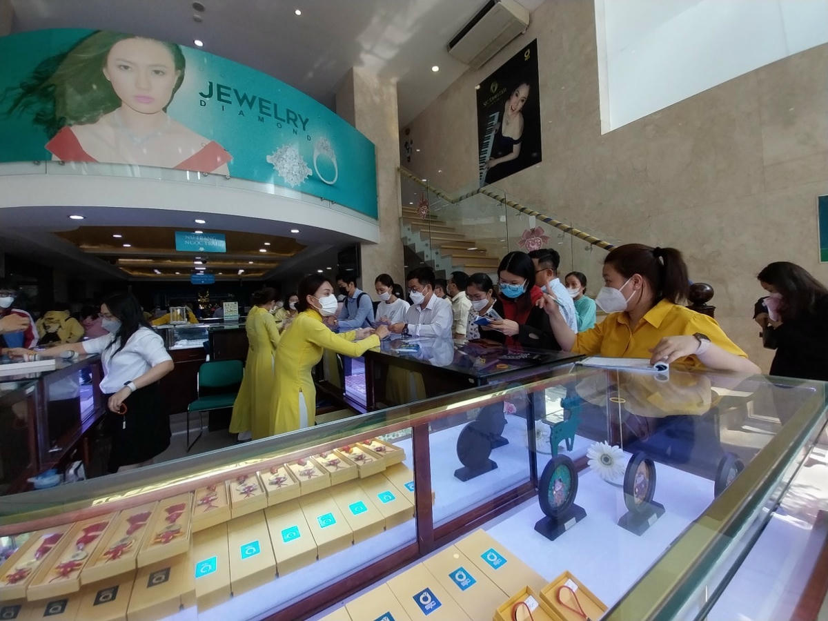 Người dân mua vàng để cầu may.