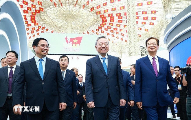 Tổng Bí thư Tô Lâm và Thủ tướng Phạm Minh Chính tham quan trưng bày thành tựu của đất nước tại Trung tâm Triển lãm Việt Nam. (Ảnh: Dương Giang/TTXVN) ttxvn-tong-bi-thu-va-thu-tuong-du-le-khanh-thanh-khoi-cong-cac-du-an-4.jpg