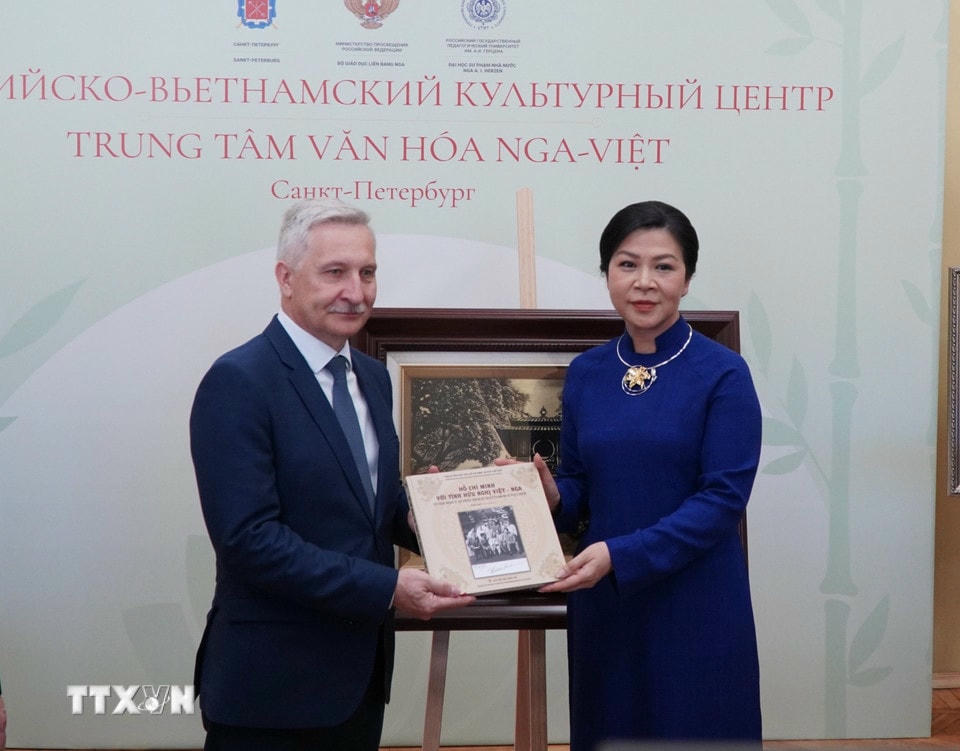 Phu nhân Ngô Phương Ly tặng bộ sách “Hồ Chí Minh với tình hữu nghị Việt-Nga” cho Trung tâm. (Ảnh: Tâm Hằng/TTXVN)