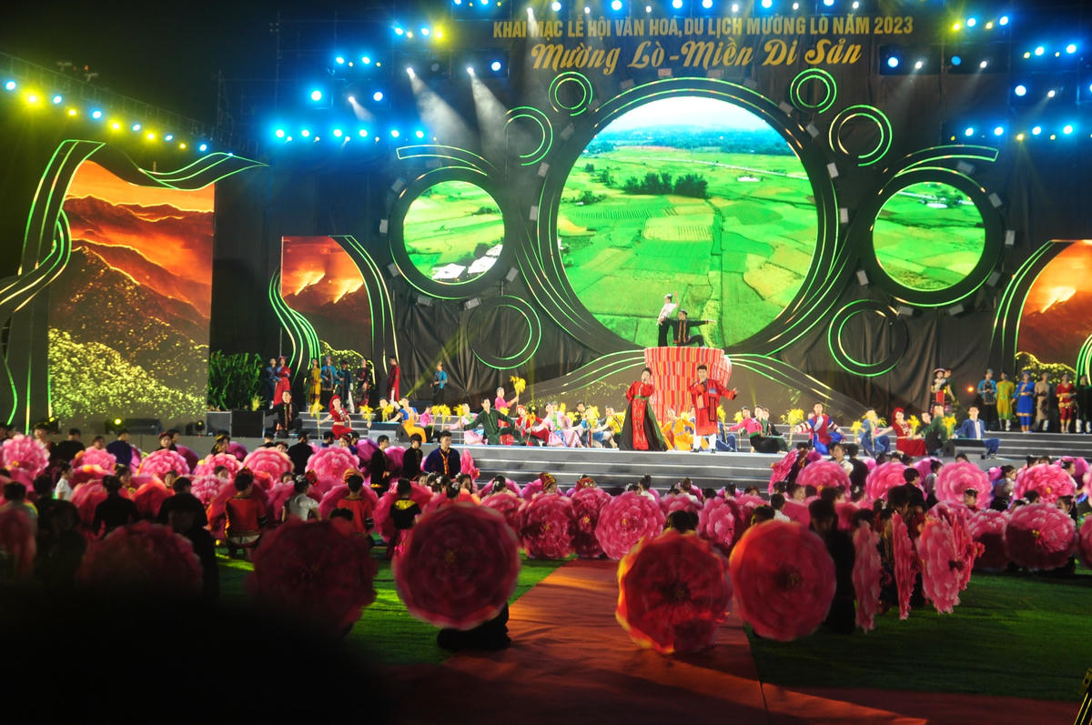 Những tiết mục nghệ thuật được dàn dựng công phu, hoành tráng...