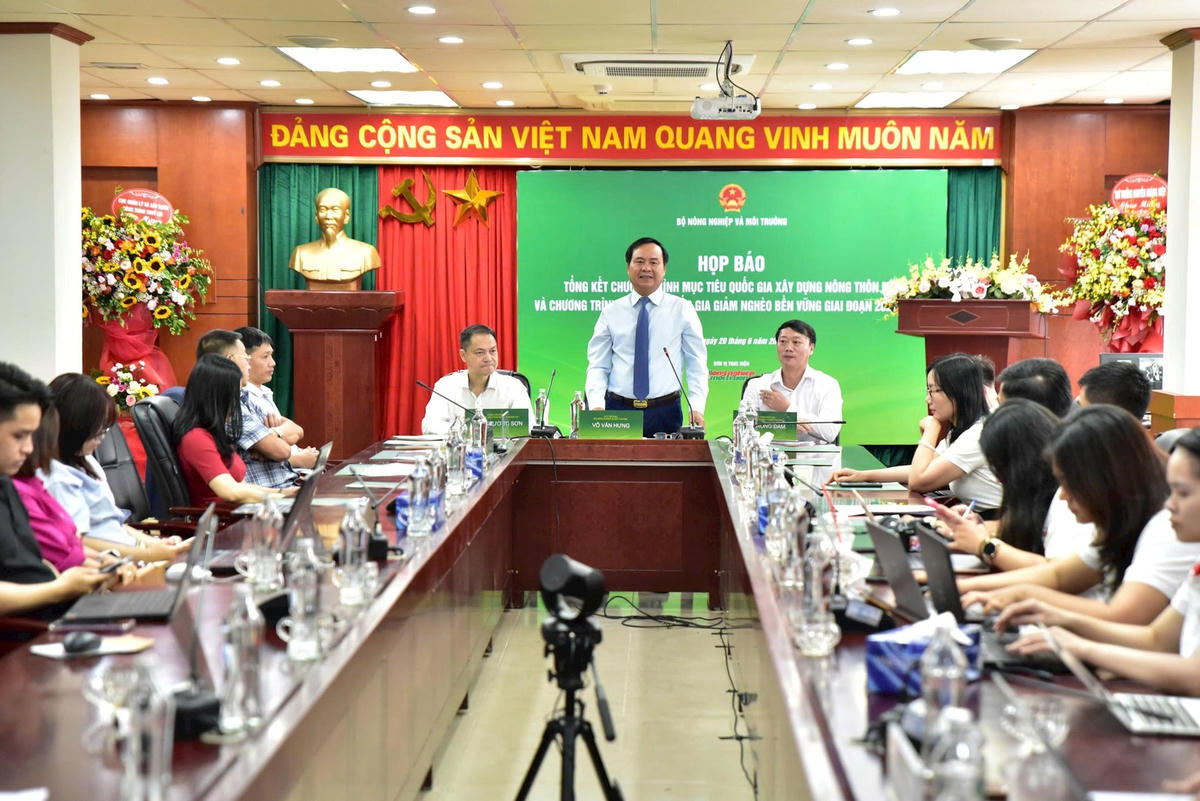 Họp báo giảm nghèo