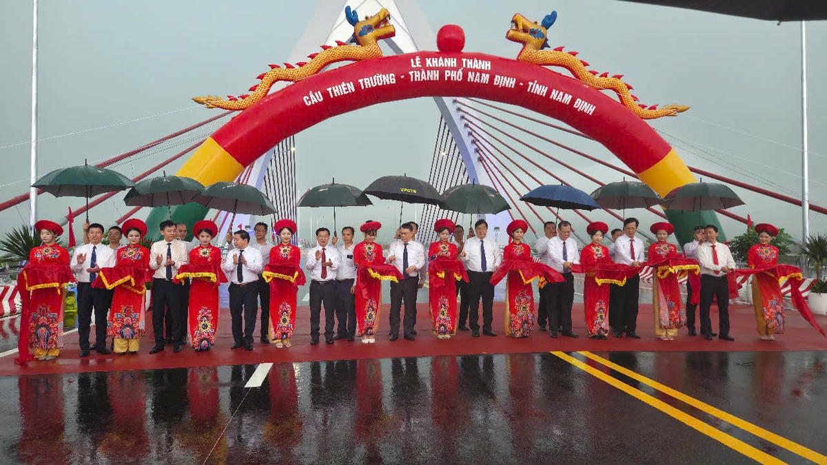 Lãnh đạo Văn phòng Trung ương Đảng, lãnh đạo tỉnh Nam Định, lãnh đạo TP Nam Định thực hiện nghi thức cắt băng khánh thành cầu Thiên Trường. Ảnh: Duy Hưng.