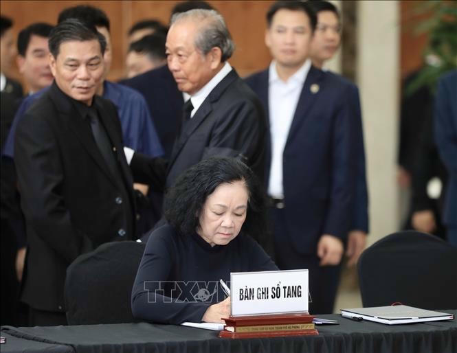 Ủy viên Bộ Chính trị, Thường trực Ban Bí thư, Trưởng Ban Tổ chức Trung ương Trương Thị Mai ghi sổ tang. Ảnh: Lâm Khánh/TTXVN.