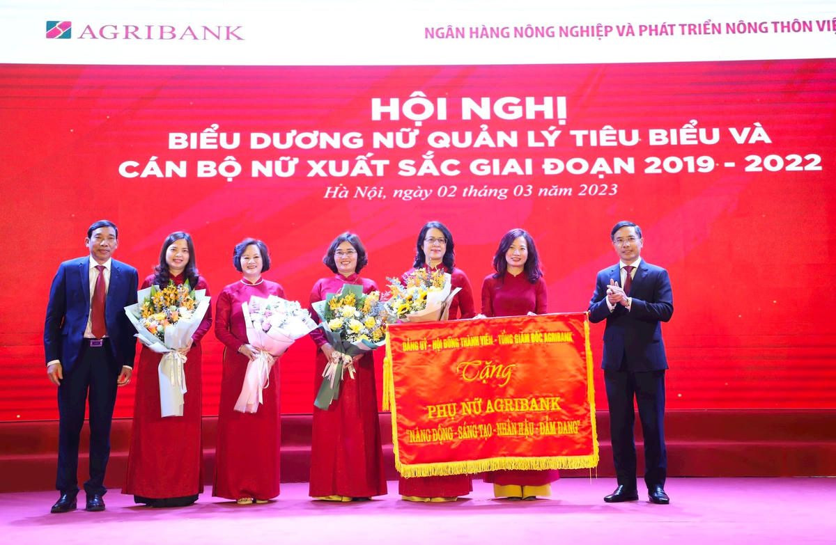 anh-1-dang-uy-hoi-dong-thanh-vien-ban-dieu-hanh-agribank-trao-tang-phu-nu-agribank-8-chu-vang-nang-dong-sang-tao-nhan-hau-dam-dang.jpg