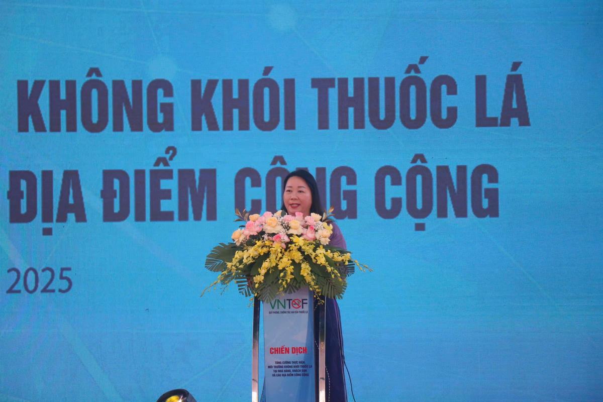 Bà Nguyễn Thị Ái Vân, Chủ tịch Ủy ban Mặt trận Tổ quốc Việt Nam thành phố Huế phát biểu tại buổi lễ. Ảnh: N.Q.