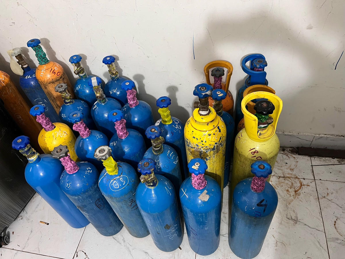 để ngụy trang các bình khí N2O khi đi giao cho khách, tránh sự phát hiện của lực lượng chức năng, Vượng sử dụng vali, giỏ nhựa và bạt phủ. 