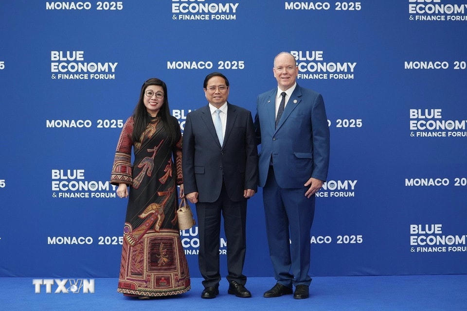 Hoàng thân Monaco Albert II đón Thủ tướng Phạm Minh Chính và phu nhân tham dự Hội nghị Đại dương của Liên hợp quốc lần thứ 3. (Ảnh: Dương Giang/TTXVN)