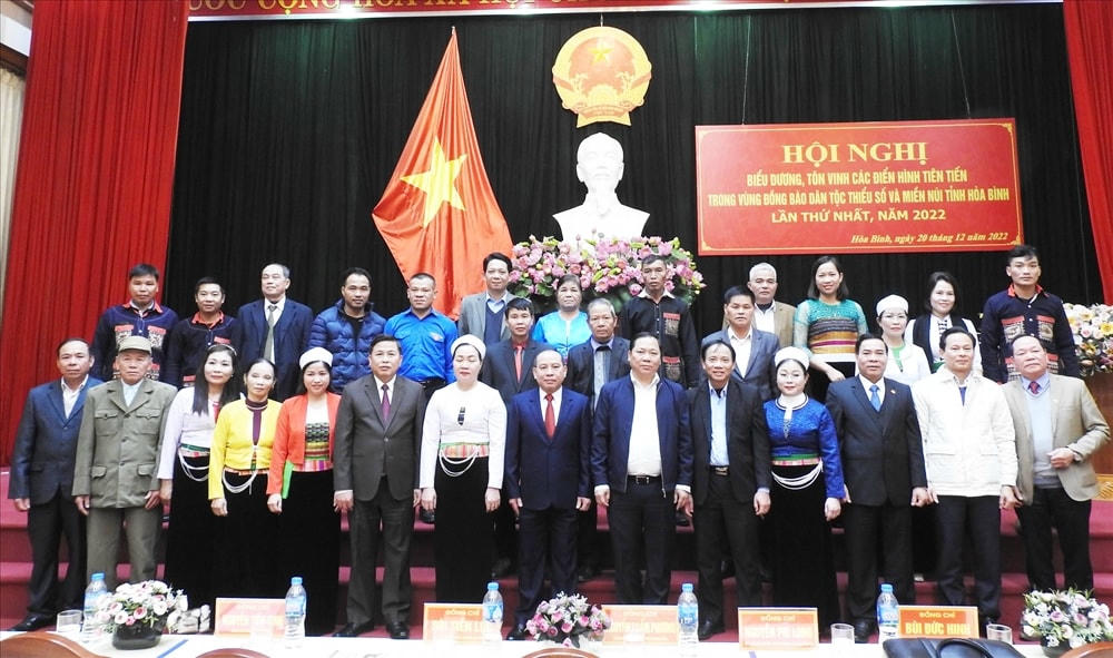 Lãnh đạo tỉnh Hòa Bình chụp ảnh lưu niệm cùng các điển hình tiên tiến vùng DTTS miền núi tỉnh Hòa Bình năm 2022.